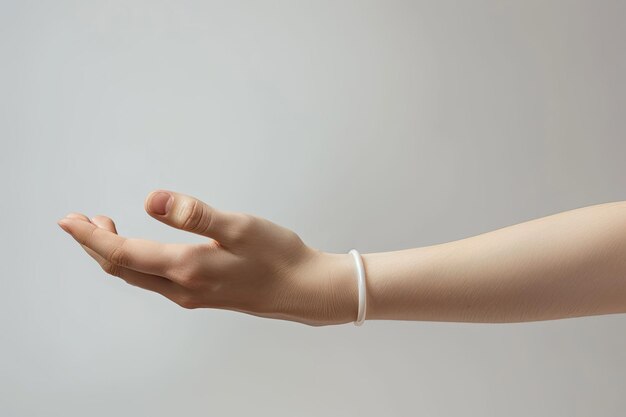 Photo side view hand wearing bracelet