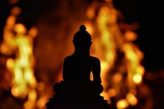 Photo silhouette statue against temple