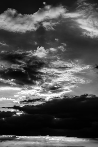 Photo sky background clouds at sunset time black and white image