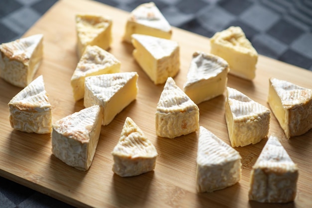 Photo sliced camembert cheese on a wooden surface