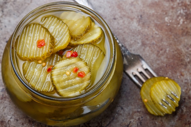 Photo slices of pickled cucumbers with pepper 