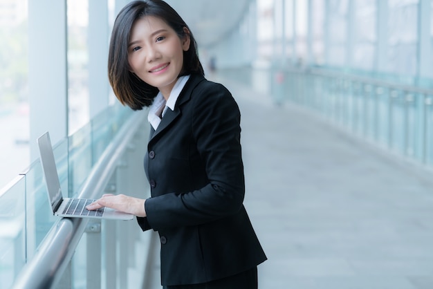 Photo smart beautiful asian woman with laptop 