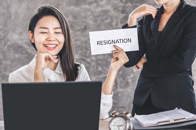 Photo smiling businesswoman giving resignation to manager