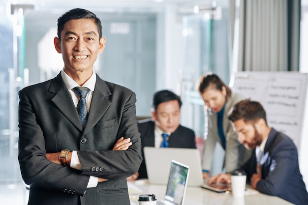 Photo smiling confident asian entrepreneur