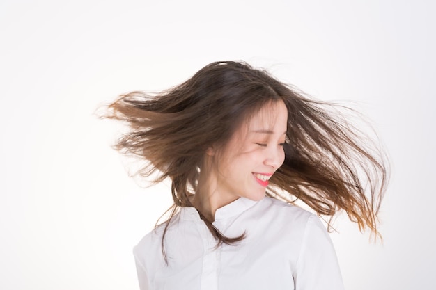 Photo smiling young woman against white background