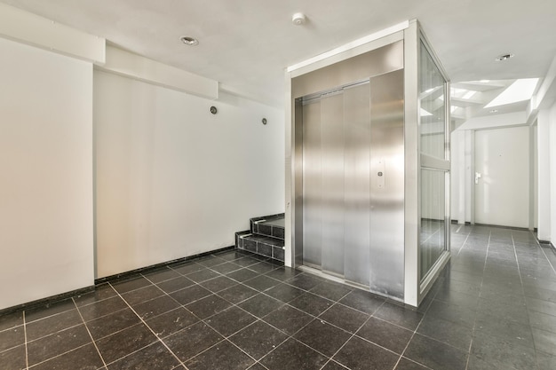 Photo spacious bright corridor with stairs and elevator