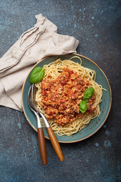 Photo spaghetti pasta dish with tomato bolognese sauce on dark