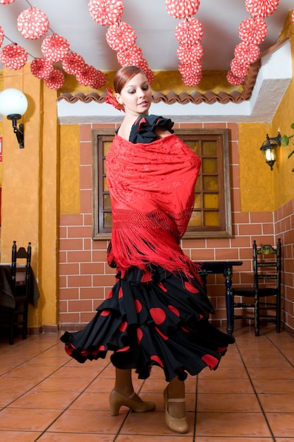 Photo spanish flamenco dancers during the seville fair dancing sevillanas