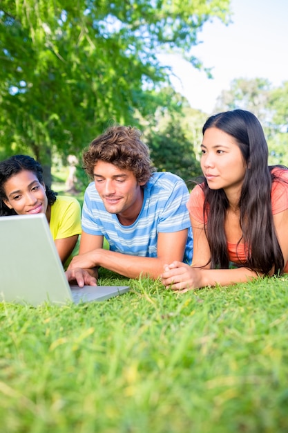 Studenten die laptop met behulp van