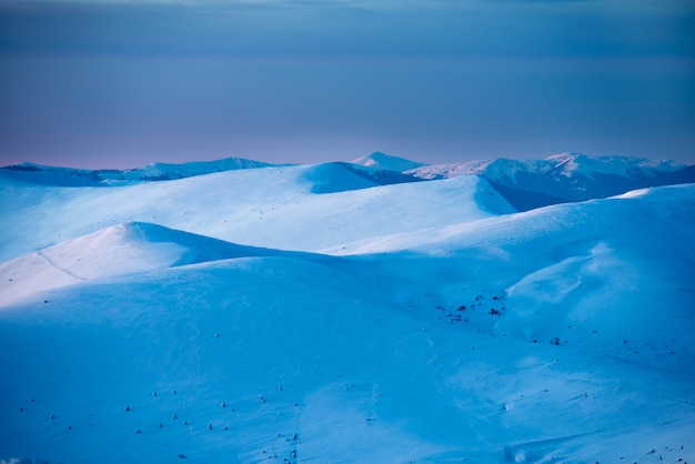 Photo sunset in winter mountains covered with snow