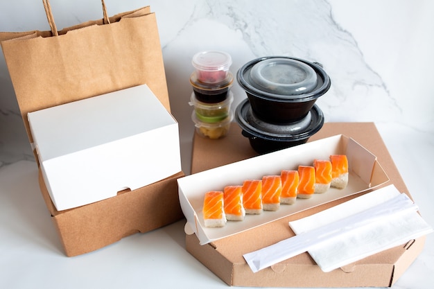 Photo sushi delivery delivery of delicious beautiful sushi in a package food delivery home in craft