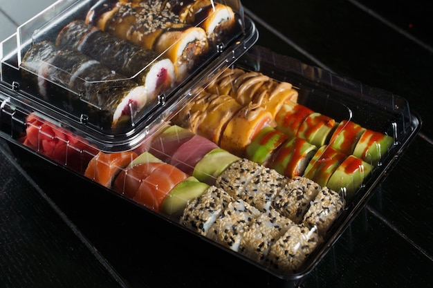 Photo sushi roll food delivery service