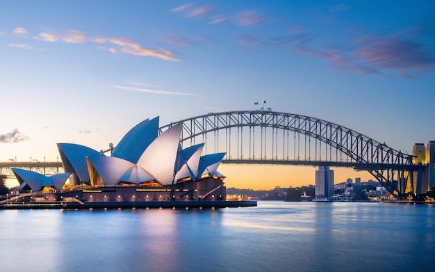 Photo sydney opera house at sunrise stunning view of australia iconic landmark