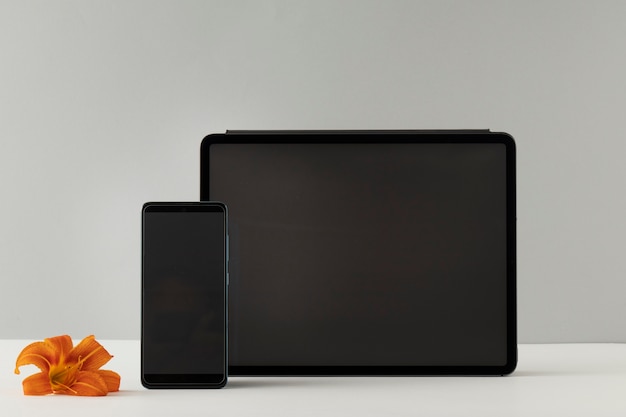 Tablet and smartphone minimal display