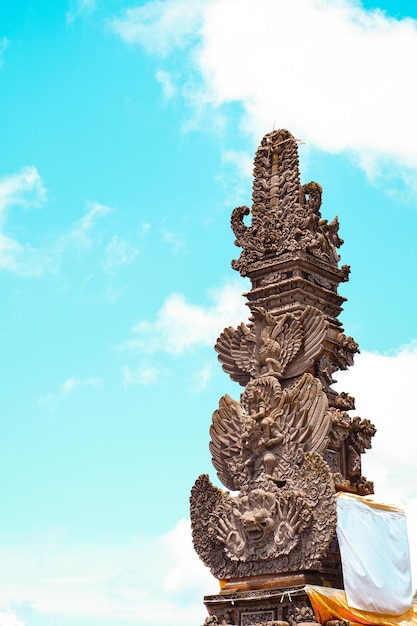 Photo a temple in the sky with a dragon on top