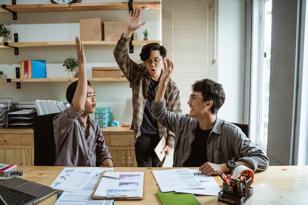 Photo three young asian workers work together in agreement at planning