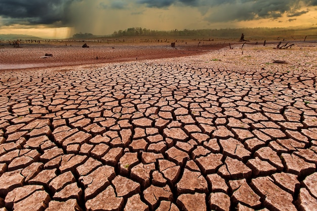 Photo thunder storm sky rain clouds cracked dry land without wate