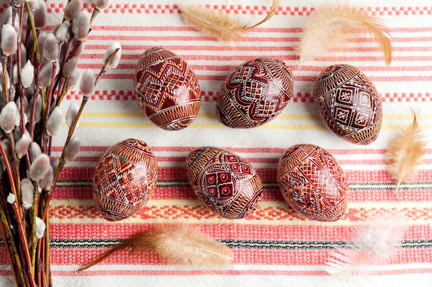 Photo traditional ukrainian easter eggs and feathers