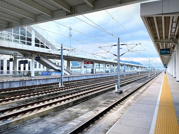 Photo train on railroad station platform against sky