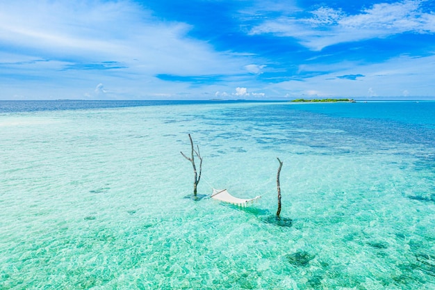 Foto costi di isole tropicali come paesaggio estivo svoglio d'acqua o amaca spiaggia di laguna di mare calmo