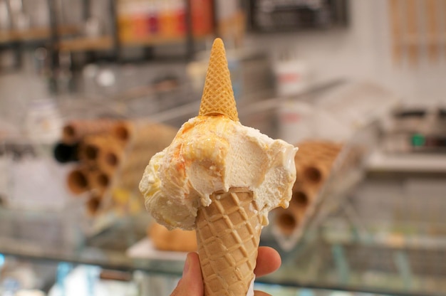 Photo a typical italian ice cream held in a traditional gelateria in como italy