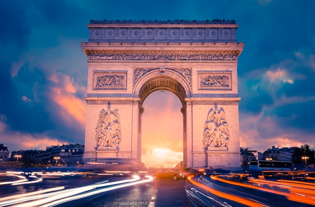 Uitzicht op de beroemde Arc de Triomphe bij zonsondergang, Parijs