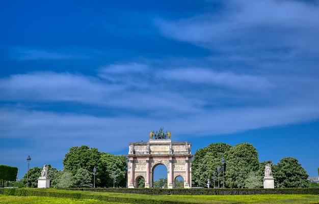 Foto uitzicht op het historische gebouw tegen een bewolkte lucht