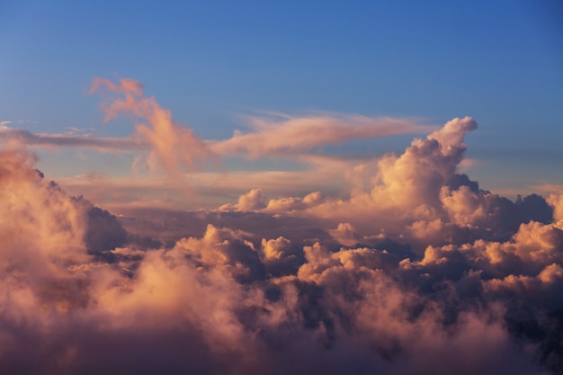 Photo unusual storm clouds at sunset