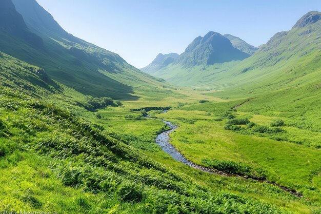 Photo valley view beneath the towering mountains of glencoe in the scottish highlands a rugged and dramatic landscape showcases the beauty of nature