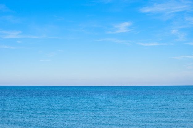 Photo view of the blue expanse of the sea and the blue sky with clouds. clear horizon. great for design and texture background.