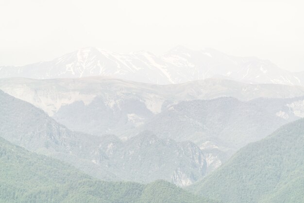 Photo view of the mountain snowy ridge