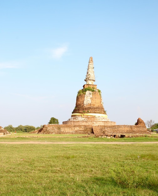 Photo view of temple on field against sky