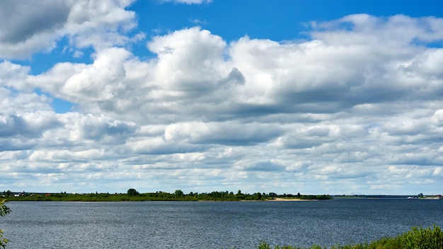 Photo view of tom river and cloudy sky. tomsk. russia.