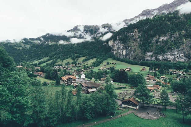 Foto il villaggio contro le montagne