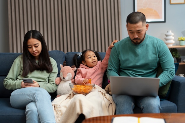 Vooraanzicht ouders die vanuit huis werken