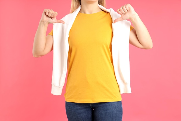 Foto vrouw in leeg oranje t-shirt op roze background