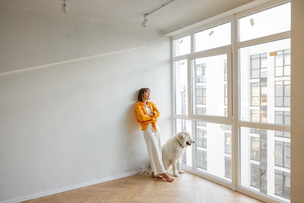 Vrouw met hond in nieuw appartement