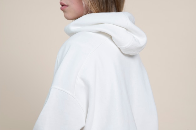 Foto vrouw met witte hoodie