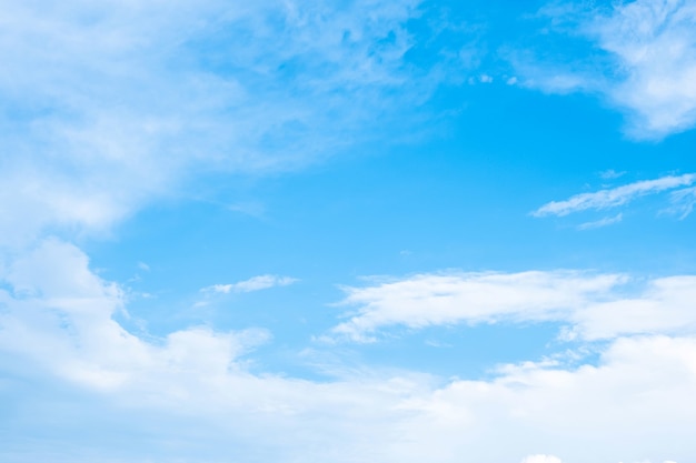 Photo white clouds in the beautiful blue sky.