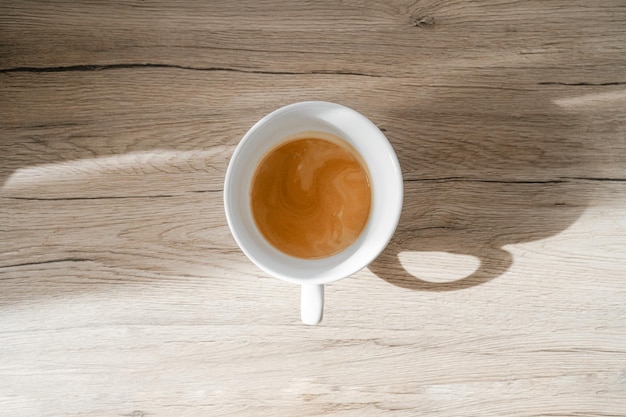 Foto la tazza bianca con l'espresso si trova sulla vista del tavolo