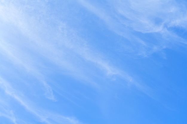 Photo white feather clouds in bright azure sky as background