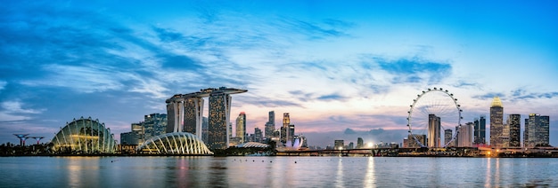 Photo wide panorama image of singapore skyline at dusk