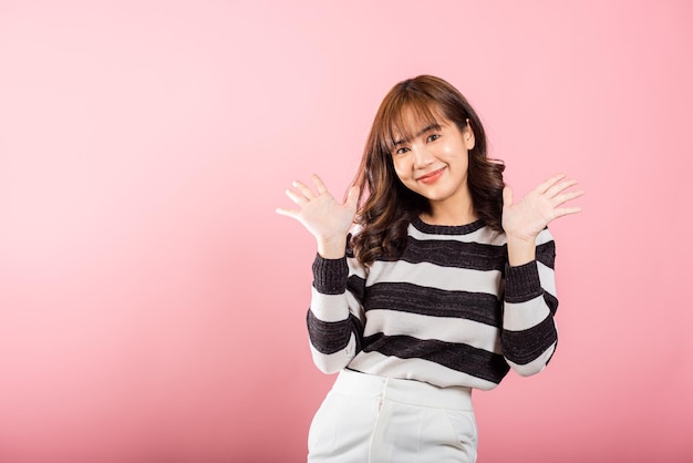 Photo woman celebrates her winning success by raising her fists