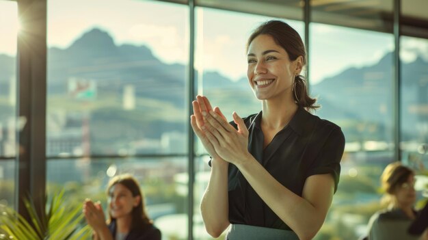 Foto la donna che applaude in ufficio