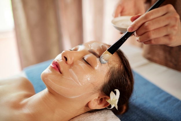 Photo woman getting anti-aging face treatment