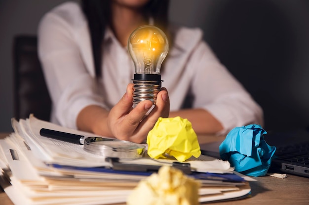 Photo woman holding paper with lightbulbs