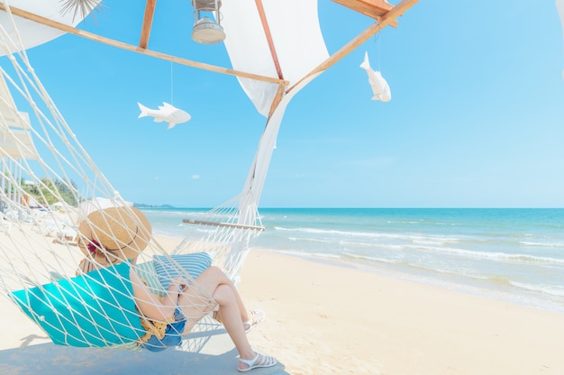 Photo woman relaxing in hammock on the beach