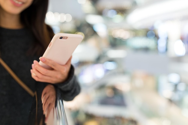 Photo woman sending sms on mobile phone