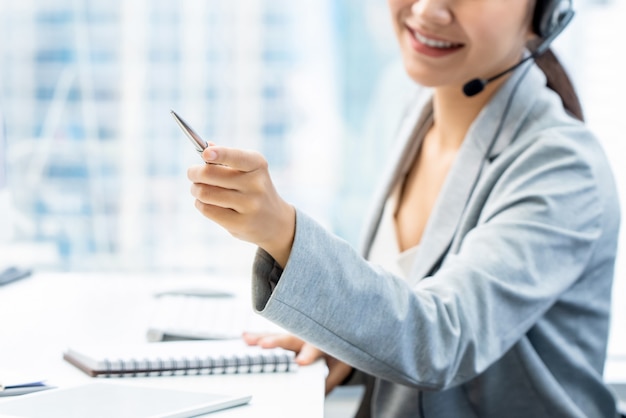 Photo woman telemarketing staff supervisor pointing hand while working in office