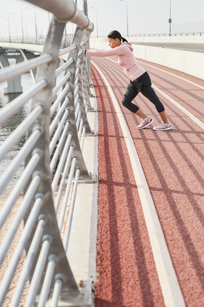 Photo woman training on the stadium